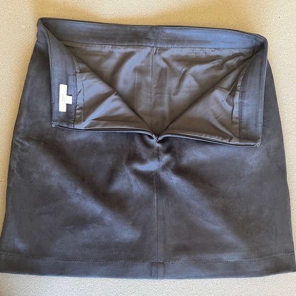 Short suede skirt with lining. - Picture 3 of 9